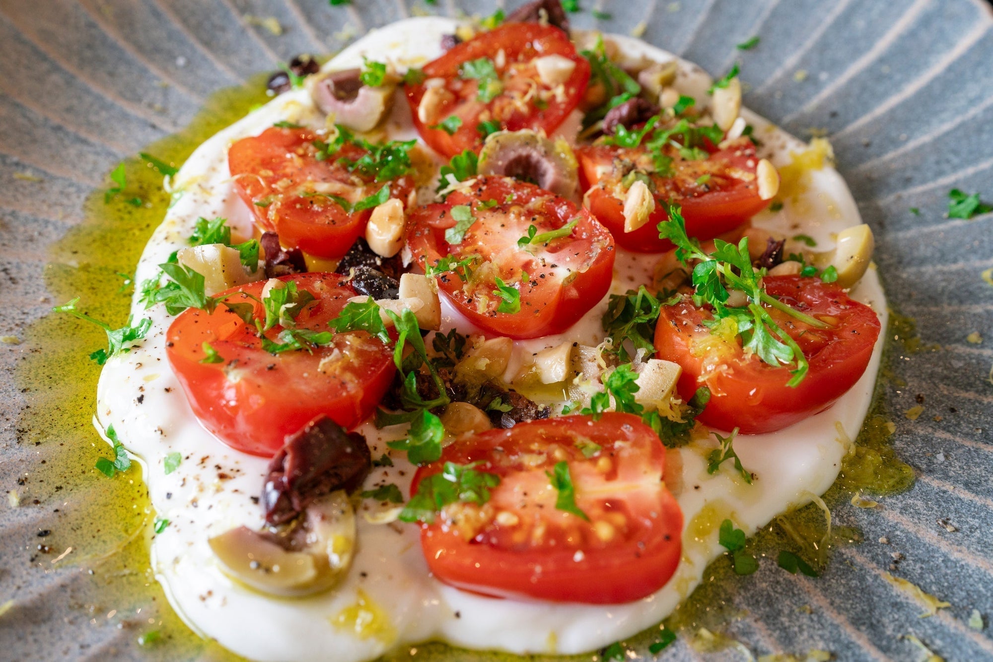Tomatsalat med yoghurt, oliven og pekannøtter 🍅